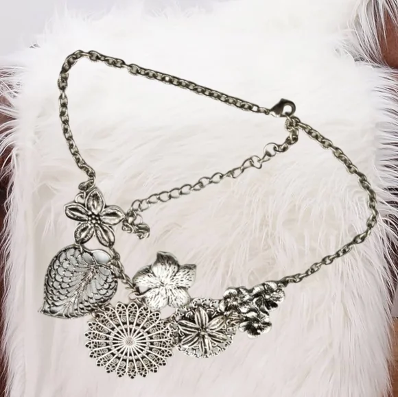 .🎄10/$20. Premier Designs ~ Gun Metal Gray Botanical Flower Plant  Necklace - Picture 5 of 6